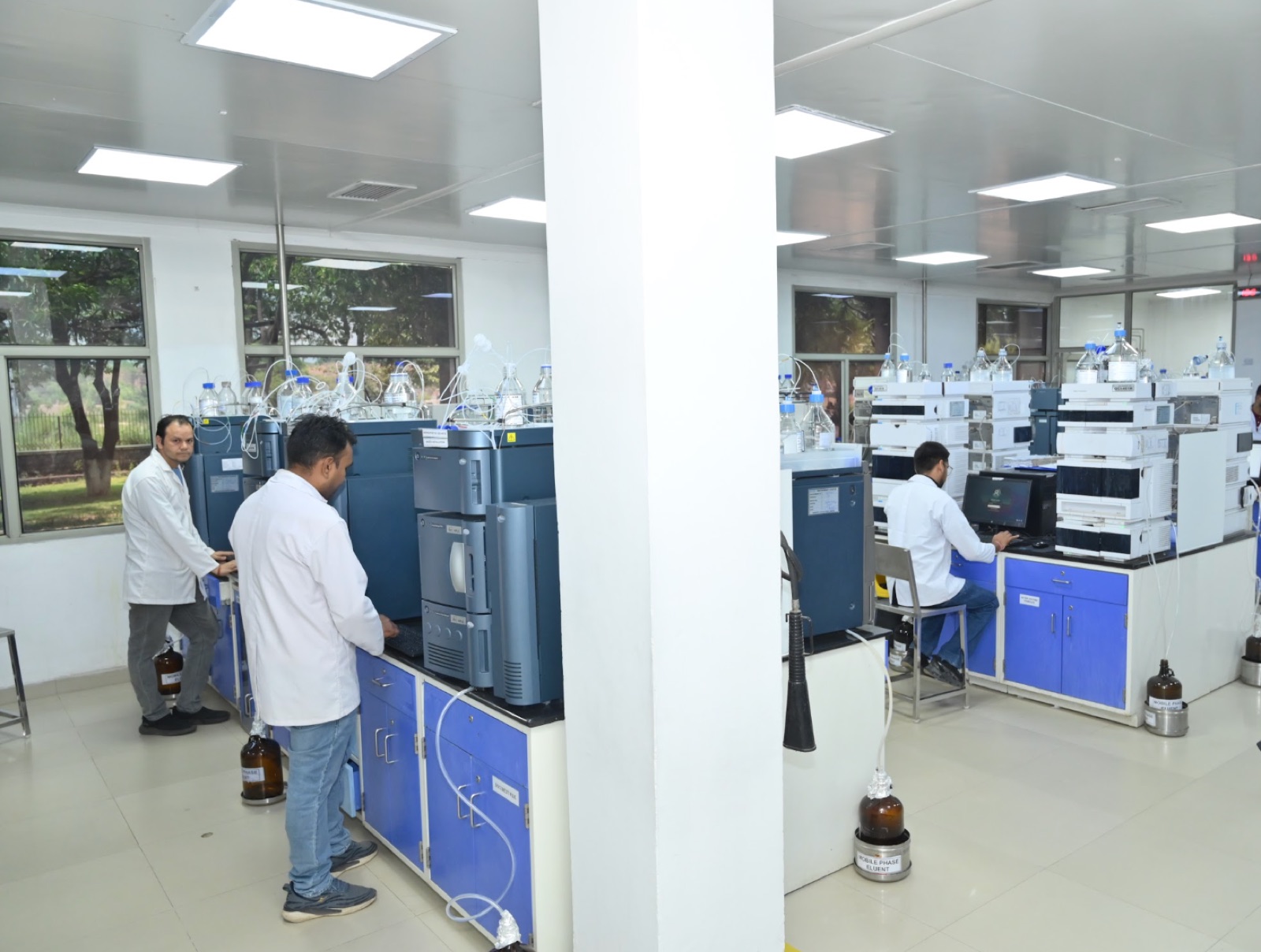 Morepen analytical laboratory with chromatography workstations